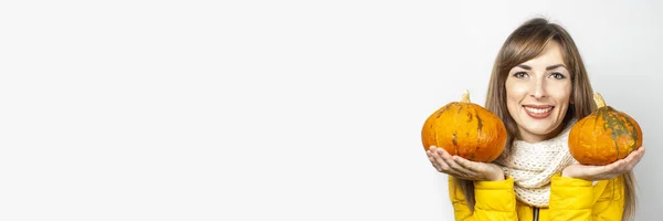 Happy Young Girl Yellow Jacket Holds Two Pumpkins Light Background — Stock Photo, Image