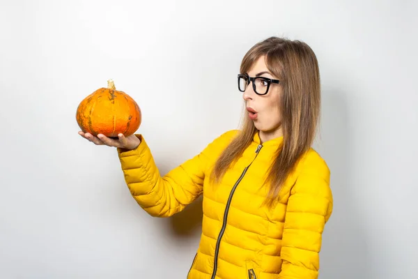 Young Girl Yellow Jacket Holds Pumpkin Frightened Face Light Background — Stock Photo, Image