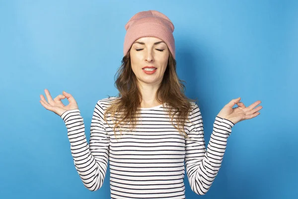 Retrato Una Linda Joven Con Sombrero Chaqueta Medita Sobre Fondo — Foto de Stock