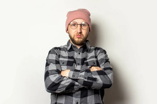 Retrato Joven Con Una Barba Sombrero Camisa Cuadros Gafas Con — Foto de Stock