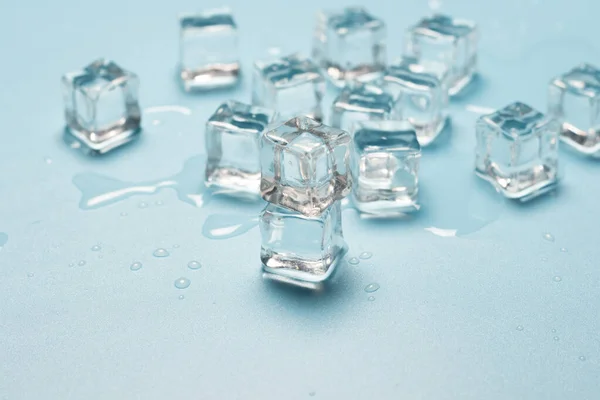 Cubos Gelo Com Água Sobre Fundo Azul Conceito Gelo Para — Fotografia de Stock