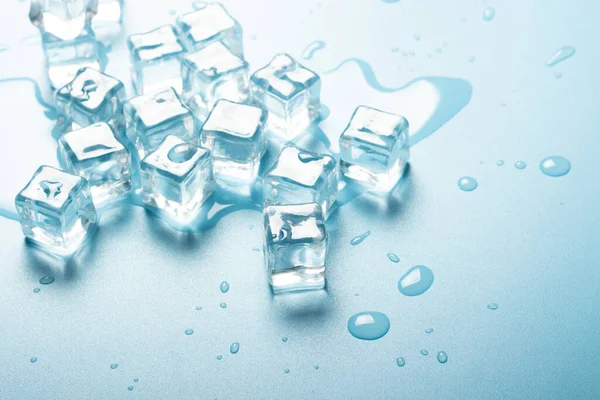 Cubos Hielo Con Agua Sobre Fondo Azul Concepto Hielo Para — Foto de Stock