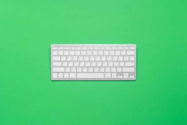 Keyboard Green Background Business Concept Writer Freelance Journalist Flat Lay — Stock Photo, Image