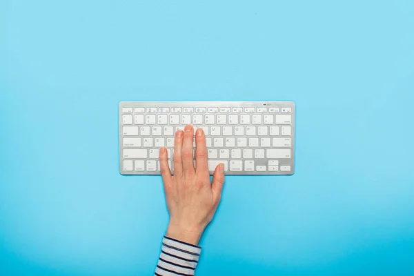 Mano Femenina Sobre Teclado Sobre Fondo Azul Concepto Trabajo Oficina — Foto de Stock