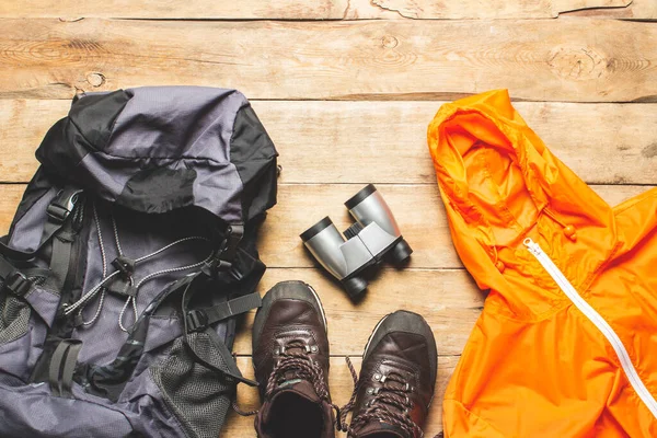 Laarzen Voor Een Parcours Jas Rugzak Wandelspullen Een Houten Achtergrond — Stockfoto