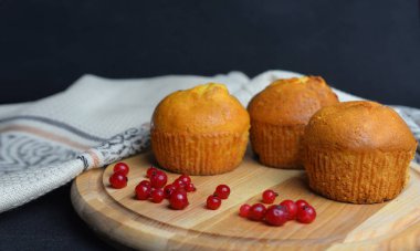 güzel pişirme kek kek Frenk üzümü çilek ile