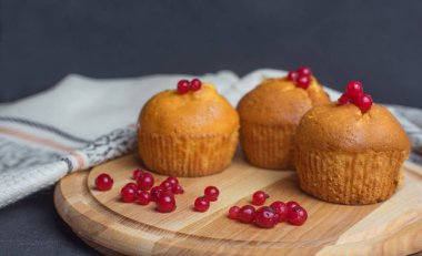 güzel pişirme kek kek Frenk üzümü çilek ile