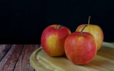 güzel olgun sarı ve Kırmızı elma