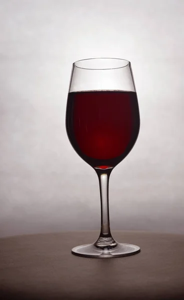 Hermosa copa con una bebida de alkohol de vino tinto —  Fotos de Stock