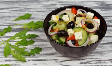 Klasik taze güzel lezzetli Yunan salatası 