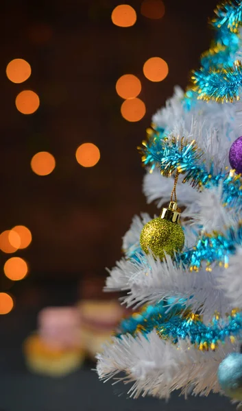 Arbre de Noël avec décorations de jouets sur un fond bokeh — Photo