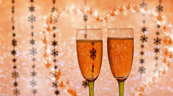 Hermosas copas festivas con champán —  Fotos de Stock