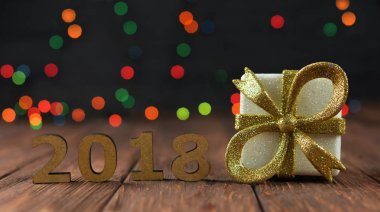 Altın parlak rengi fiyonklu hediye kutusu 