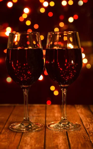 Γιορτινά ποτήρια κρασί με ένα ποτό κρασί ή σαμπάνια — Φωτογραφία Αρχείου