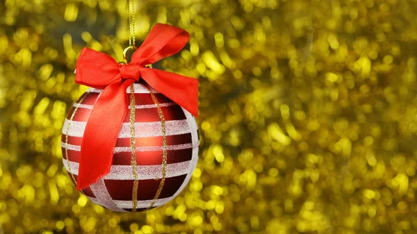 Κόκκινο γιορτινό φωτεινή διακόσμηση παιχνίδι μπάλα με κόκκινο τόξο και μοτίβο — Φωτογραφία Αρχείου