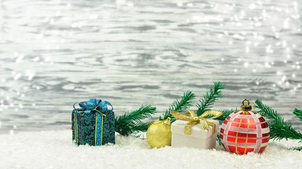Χρωματιστά εορταστική διακόσμηση παιχνίδια με κλαδιά από ένα χριστουγεννιάτικο δέντρο — Φωτογραφία Αρχείου
