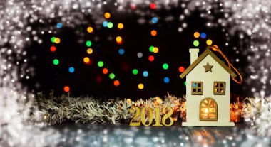 karanlık bir arka plan üzerinde mum ile oyuncak ev 