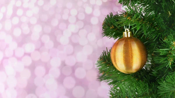 Μπάλα παιχνίδι διακόσμηση διακοπών σε ένα χριστουγεννιάτικο δέντρο σε χρυσό χρώμα — Φωτογραφία Αρχείου