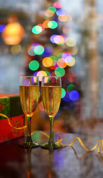 Las copas con el champán, el vino sobre el fondo del árbol de Navidad —  Fotos de Stock
