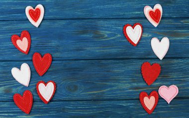 Şubat ayında aşkın bir ahşap arka plan için mavi Sevgililer günü, Sevgililer günü, aksesuarlar güzel kırmızı kalp Süsler bayram