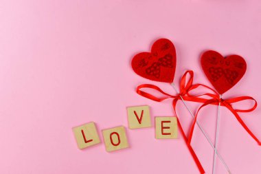 güzel kalpleri sevgi, St Sevgililer günü 14 Şubat Bayramı Günü, pembe bir arka plan üzerinde yazı kırmızı