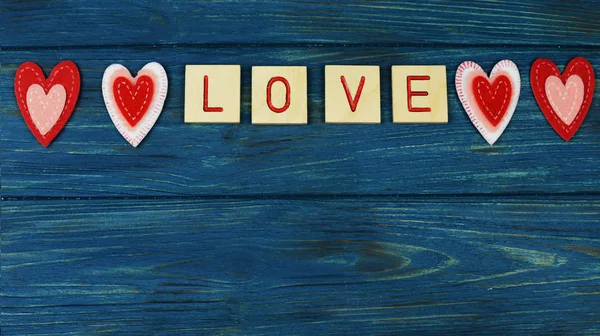 Gyönyörű Szívek Piros Betűkkel Szerelem Február Szent Bálint Napján Kék — Stock Fotó