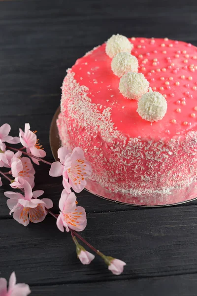 Välsmakande vackra söta rosa tårta bakad med dekoration och grädde — Stockfoto