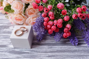 Altın alyans beyaz kutu üzerinde yeni evliler için düğün