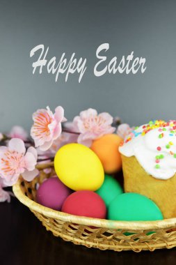 renkli yumurta ile bir sır ekmek ile pasta pişirme