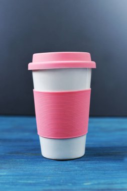 ahşap mavi arka plan üzerinde çay kahve içkiyle pembe cam 