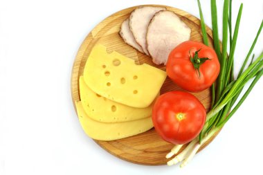 bir ahşap tahta üzerinde peynir ve domuz pastırması ham et parçalarını Bord 