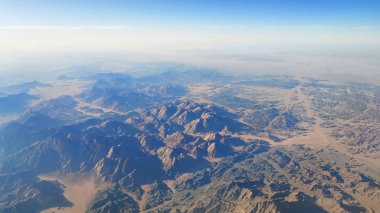 Bir uçak dağının penceresinden güzel bir manzara 