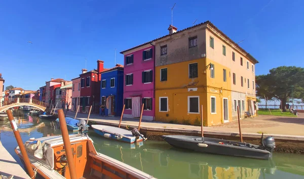 Θέα στο νησί με πολύχρωμα σπίτια — Φωτογραφία Αρχείου