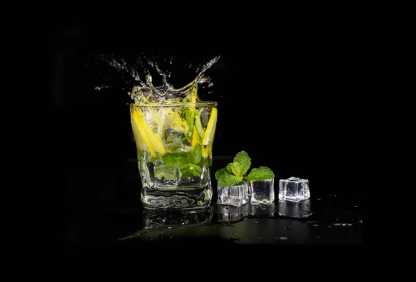 Mojito Cocktailgetränk Mit Minze Und Zitronenlimonade Einem Glas Das Aus — Stockfoto