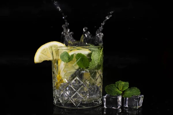 Mojito Cocktail Drink Mint Lemon Lime Glass Splash Splashing Out — Stock Photo, Image