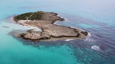 Nissi Kıbrıs Rum Kesimi Ayia Napa plajında turkuaz suyu olan güzel bir deniz lagününden hava fotoğrafçılığı
