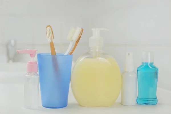 Łazienka Mydłem Kosmetycznym Płukanie Płynie Butelkach Szczoteczki Zębów Zabiegów Rano — Zdjęcie stockowe