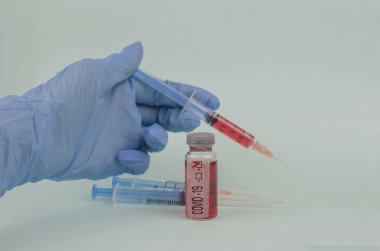 Salgın hastalıkta koronovirüs testi test tüpü ve laboratuvarda kan testi yapılan şırınga.