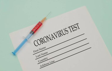 Coronovirüs testi için anket ile birlikte salgın olan bir şırınga.