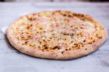 Pizza bir ahşap beyaz masa üzerinde
