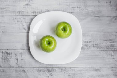 Taze elma masanın üzerinde. Ekolojik ahşap arka plan.