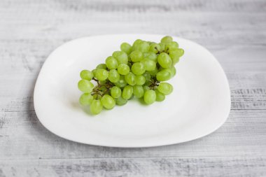 Taze üzüm masanın üzerinde. Ekolojik ahşap arka plan.