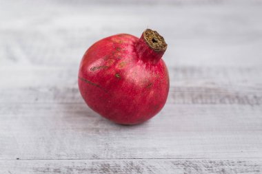 Nar masanın üzerinde. Ekolojik ahşap arka plan.