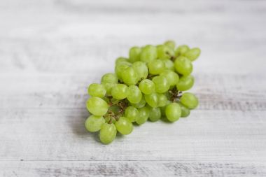 Taze üzüm masanın üzerinde. Ekolojik ahşap arka plan.