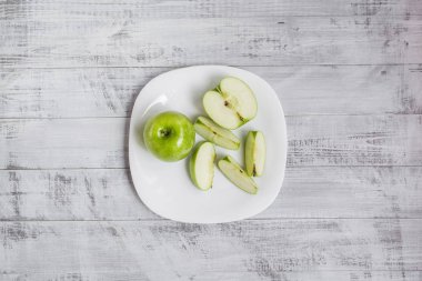 Taze elma masanın üzerinde. Ekolojik ahşap arka plan.
