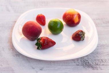  Kireç ve ahşap bir masa üzerinde çilek