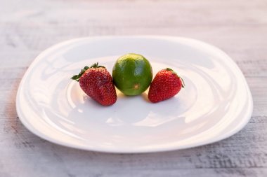  Kireç ve ahşap bir masa üzerinde çilek