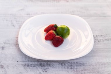  Kireç ve ahşap bir masa üzerinde çilek