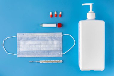 Coronavirus 'un laboratuvar test formu. Bir şırınga, termometre, steteskop ve test tüpü. Çin 'den gelen yeni bir hastalığın salgınında covid-19 üzerinde analiz için..