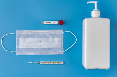 Coronavirus 'a karşı korunmak için kovid-19 testi için bir matara..